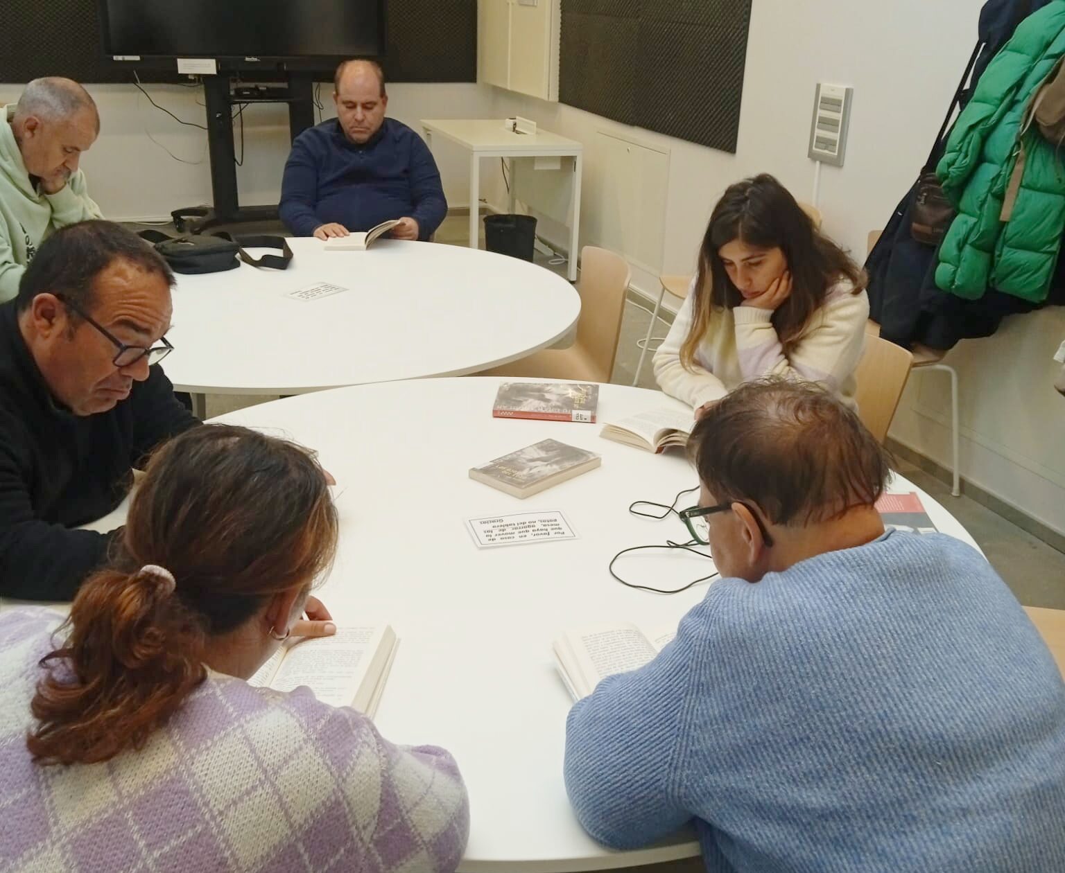 Leyendo en la Biblioteca